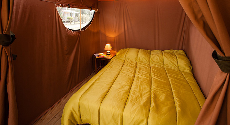 chambre avec lit matrimonial du Super Lodge