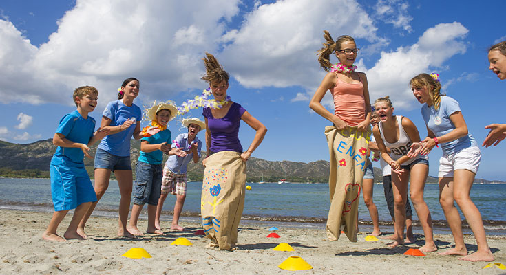 activité course de sac sur la plage de Saint Florent