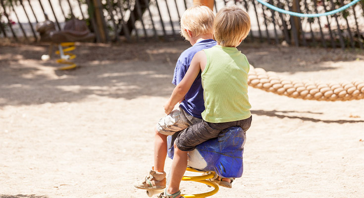 enfants jouant sur l'aire de jeux