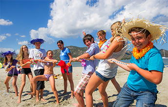 groupe participant à un jeu collectif sur la plage