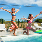 enfants sautant dans la piscine du camping Kalliste