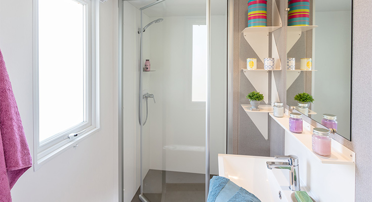 salle de douche du mobil-home Premium