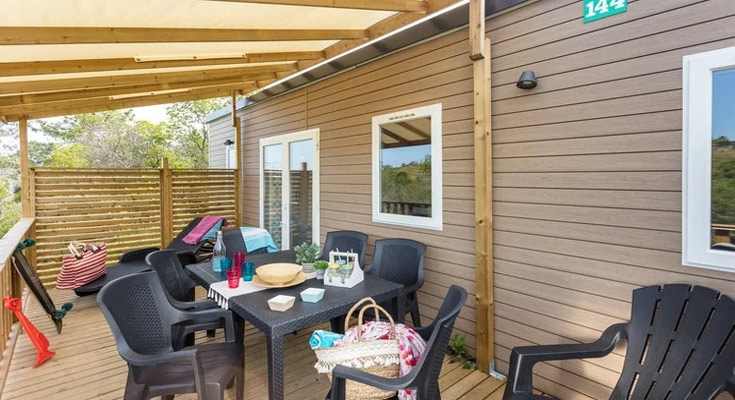 terrasse ombragée du mobil-home Premium