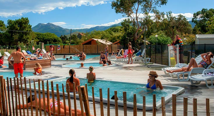 vacanciers profitant de l'espace aquatique du camping