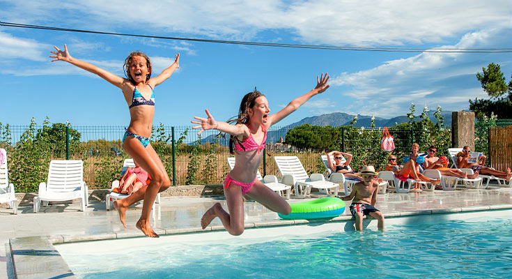 enfants s'amusant dans la piscine de l'espace aquatique